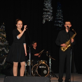 Podium dla zespołu wokalno - instrumentalnego z Zespołu Szkół im. Jana Pawła II w Brzostku.