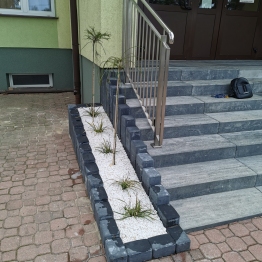 Wokół szkoły coraz piękniej