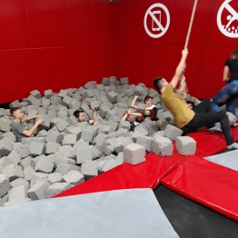 Trampoliny i kino to przepis na dobrą zabawę