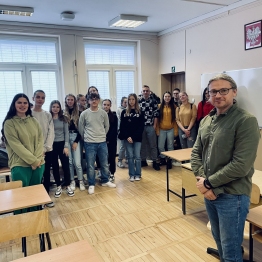 Wykład dr hab. Grzegorza Zaguły, prof. UR w ZSCKR im. Jana Pawła II w Brzostku na temat prawidłowego nawadniania organizmu
