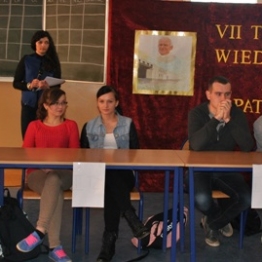 Zacięta rywalizacja podczas finału VII Turnieju Wiedzy o Szkole i Jej Patronie – brawa dla klasy II TŁ!